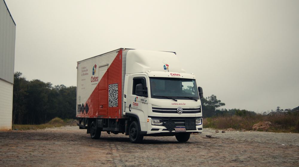 Caminhão da Cetes Ambiental em operação